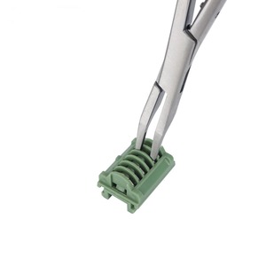 Pinzas Quirúrgicas Profesionales de Acero Inoxidable de Alta Calidad con Mordazas Serradas y Mango Ergonómico con Acción de Resorte - Product Image 2