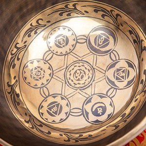 Cuenco tibetano hecho a mano con diseño de mandala y Vajra, ideal para meditación, yoga y curación con sonido de 6-12 pulgadas - Product Image 5