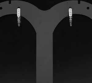 Elegantes Pendientes de Aro Chapados en Oro de 14K con Rodio, Diamantes Naturales de Corte Redondo, Engaste Clásico en Canal, Sofisticación Diaria para Mujer - Product Image 1