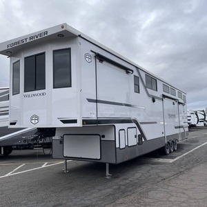 Nueva Caravana Forest River Wildwood Heritage Glenn ROST43 2025 en Venta para Camping y Viajes - Product Image 1