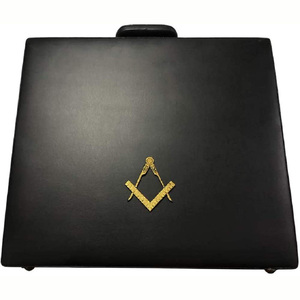 Mallette de cérémonie sur mesure en cuir véritable avec tablier maçonnique pour maîtres maçons artisans spécialisés dans le point de croix et la broderie - Product Image 1