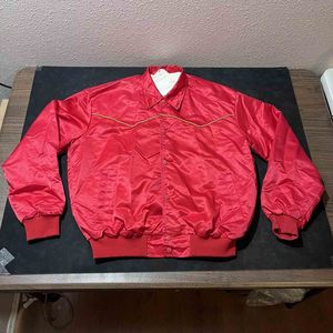 Veste universitaire d'hiver en satin rouge de haute qualité pour hommes vente en gros personnalisée fermeture de ceinture de style Letterman service OEM de rue principale - Product Image 2