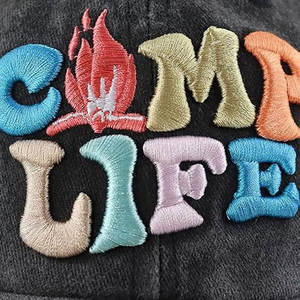 หมวกเบสบอลผ้าแคนวาสแบบยูนิเซ็กซ์ Camp Life - ระบายอากาศได้ดีและกันน้ำ ปรับขนาดได้ ปักลาย 3 มิติ เหมาะสำหรับกิจกรรมกลางแจ้ง ท่องเที่ยว - Product Image 2