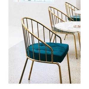 Chaises en fer au design ergonomique élégant avec cadres durables assurant le confort pour les repas en plein air et les réunions décontractées - Product Image 6