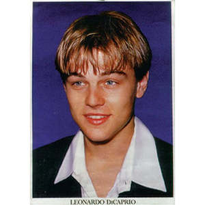 Carte postale moderne Leonardo DiCaprio, design élégant en papier pour utilisation murale - Product Image 1
