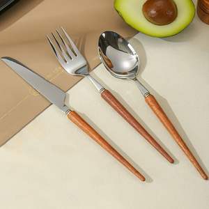 Elegante juego de cubiertos de madera con textura natural y asas ergonómicas perfectas para picnics y eventos al aire libre - Product Image 6