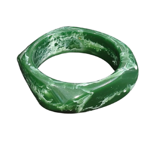 Bracelet artisanal en résine émaillée, forme irrégulière, vert émeraude et blanc tourbillonnant, étanche, écologique, durable et original - Product Image 3