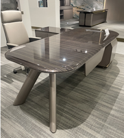 Bureau de direction noir de luxe au design moderne avec style CEO. Belle chaise et bureau en bois.
