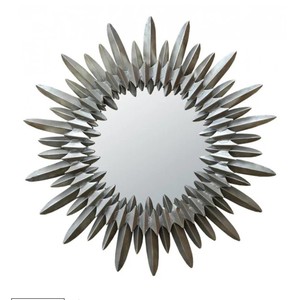 Miroir mural élégant personnalisable Fabriqué à la main en métal Miroir mural pour salon, chambre à coucher et usage domestique - Product Image 1