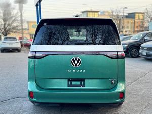 Volkswagen ID.Buzz 1ère édition 2025 vert vif, moteur électrique 4Motion, conduite à gauche, sièges chauffants, système de navigation, fourgon - Product Image 4