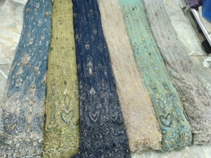 Tela bordada con red de flores pastel con detalles brillantes, ideal para vestidos de fiesta y costuras personalizadas - Product Image 6