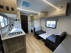 Moderno 2025 nuevo 17BHLC Camper Trailer 4 personas Pop up Mini caravana de lujo con cocina ligera y todoterreno amigable 4x4 - Product Image 5