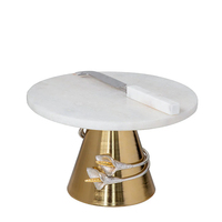 Elégant support à gâteau en marbre de qualité supérieure avec base en métal doré et feuille de métal coulé et motif floral