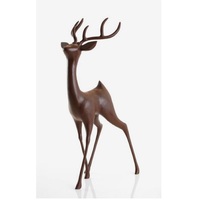Sculpture en bois de style antique fabriquée avec un look vintage idéal pour une décoration classique et une expression artistique intemporelle