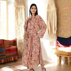 Conjunto de Kimono y Camisola de Seda para Mujer, Color Beige Rojo con Estampado Floral, Talla Única, Traje de Baño - Product Image 3
