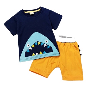 ขายส่งชุดเสื้อผ้าเด็กผู้ชายลายกราฟิกสำหรับฤดูร้อน  อายุ 1-8 ปี แขนสั้น กางเกงขาสั้น ชุดสองชิ้น - Product Image 3