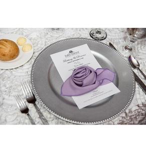 Plato de presentación metálico color plata, diseñado para elevar eventos, bodas y cenas elegantes con su brillo metálico premium. - Product Image 4