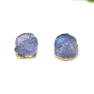 ต่างหูเม็ดเดี่ยวคริสตัล Tanzanite แบบดิบประดับหินขอบชุบด้วยไฟฟ้าสีทอง - Product Image 1