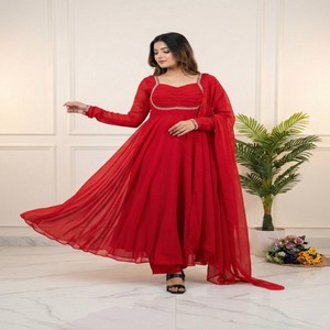 Conjunto de Vestido de Fiesta VASTRA COTTAGE en Falsa Georgette con Pantalón con Bordado de Lentejuelas y Zari, Mangas Bordadas con Moti y Encaje, y Dupatta - Product Image 1