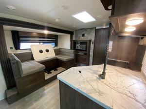 Camping-car d'occasion 2021 F-o-r-e-s-t R-i-v-e-r RV C-h-e-r-o-k-e-e G-r-e-y W-o-l-f 23MK prêt à la vente - Product Image 4