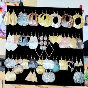 Pendientes de eslabones hechos A mano por A Z, artesanías artesanales en la India de círculos de latón texturizado, unidos, s/g - Product Image 5