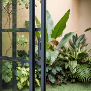 Portes coulissantes modernes en aluminium avec isolation thermique pour la décoration intérieure, salon, garage, école, cave à vin, centre commercial, usage extérieur - Product Image 1