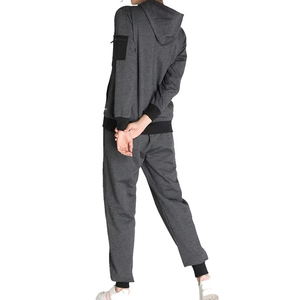 Survêtement de jogging pour femme sur mesure, survêtement à capuche en sublimation gris uni avec technique de strass pour l'hiver - Fabriqué au Pakistan - Product Image 5