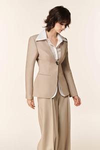 Traje Ejecutivo Beige de Moda para Mujer, Blazer Elegante y Pantalones Fluidos, Mezcla de Poliéster Premium, OEM ODM en Vietnam - Product Image 2