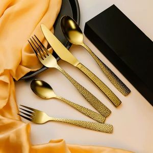 Ensemble de couverts en métal de qualité supérieure avec finition dorée, idéal pour les cuisines traditionnelles et les intérieurs de style rustique de ferme - Product Image 1