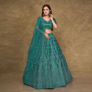Lehenga Choli de Lujo con Detalles Intrincados de Lentejuelas, Elegante Estructura con Vuelo, Acabado de Bordes Refinado y Superposición Fluida - Product Image 6