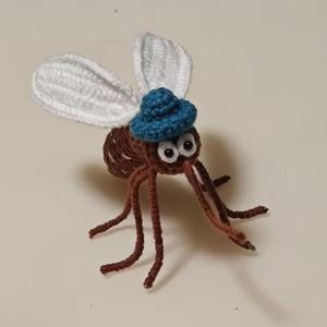 Llavero de ganchillo hecho a mano con forma de insecto, divertido colgante de punto para bolso, accesorio decorativo de escritorio - Product Image 1
