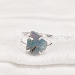 Anillo de Plata de Ley 925 para Mujer con Apatita Azul Natural en Bruto, Diseño de Banda Doble Martillada, Joyería de Piedra Natural, Ideal para Fiestas y Navidad - Product Image 1