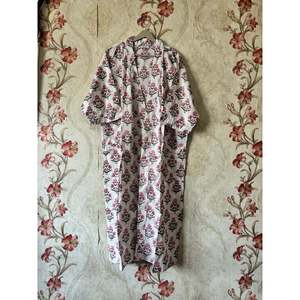 Robe kimono en coton à rayures florales pour les moments de détente - Product Image 1
