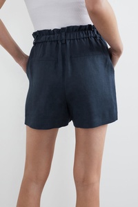 Pantalones Cortos de Lino Estilo 2026 para Mujer con Detalle de Volantes en la Cintura, Botones Oscuros y Bolsillos Delanteros Inclinados - Product Image 4