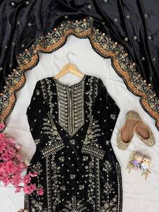 Conjunto de Fiesta de Diseño con Top, Pantalón y Dupatta con Lentejuelas y Bordado Zari - Product Image 5