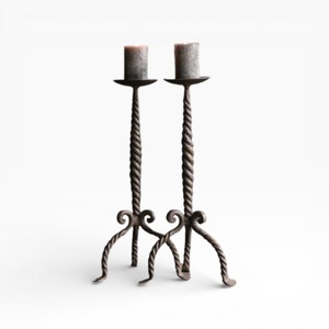 Paire de bougeoirs rustiques en fer torsadé avec pieds décoratifs pour intérieurs d'inspiration vintage, uniques - Product Image 1