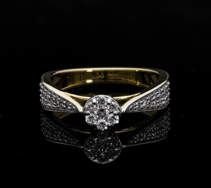 Elegante anillo de oro amarillo de 14 quilates con diamantes naturales de racimo redondo y detalles de pavé en el vástago cónico para un resplandor clásico - Product Image 1