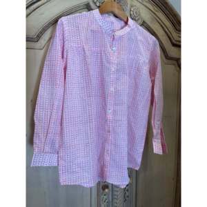 Blusa de Popelina con Estampado Artesanal en Rosa, para Mujer, Bordado Floral, Estilo Chino, Asimétrica, con Volantes y Encaje, Tallas XS-XL Disponibles - Product Image 1