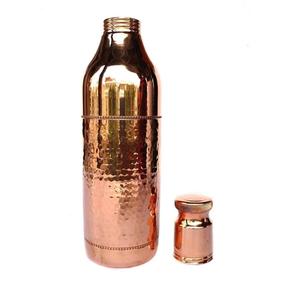 Bouteille en cuivre de qualité supérieure fabriquée à la main avec un ensemble de verres et une finition polie, durable pour une utilisation ayurvédique traditionnelle en provenance d'Inde - Product Image 3
