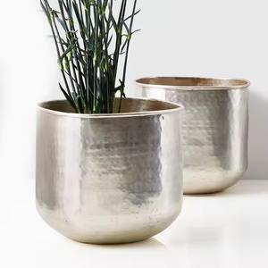 แจกันโลหะสีทองดีไซน์แบบธรรมดาเหมาะสำหรับตกแต่งบ้านอย่างมีสไตล์และจัดแสดงดอกไม้จากอินเดีย - Product Image 4