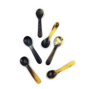 Cuillère en corne de buffle naturelle, fabriquée à la main et polie, parfaite pour servir des épices, des condiments ou pour une utilisation décorative sur la table, de haute qualité - Product Image 1