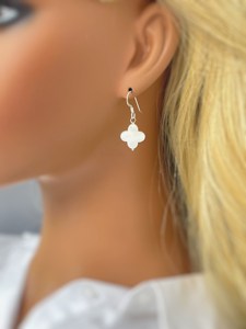 Pendientes de trébol colgante de oro gota madre de perla plata Beachy Shell joyería de verano hecho a mano iridiscente minimalista regalo para esposa - Product Image 5