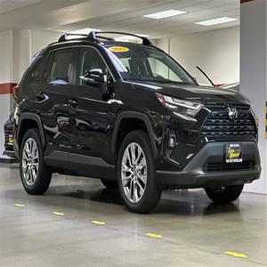 Haute course Utilisé 2023 Toy-ota RAV4 XLE Premium - Product Image 1