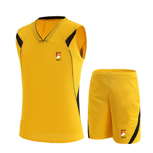 Vêtements de basket-ball confortables Tops et shorts avec logo personnalisé avec impression par sublimation pour uniformes de sport - Product Image 1