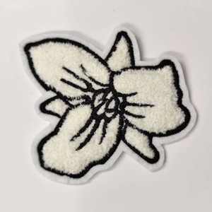 แผ่นปักลายแบบเป็นมิตรกับสิ่งแวดล้อม แผ่นปักลายแบบยั่งยืน แผ่นปักลายเชนิลล์ ตัวอักษร B T แผ่นปักลายแบบวาร์ซิตี้ สีครีม น้ำเงิน เขียว แดง - Product Image 4