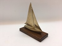 Sculpture de voilier vintage en aluminium et laiton, style Art déco du milieu du siècle, artisanat métallique personnalisé pour la décoration de maison ou de bureau côtier, à poser sur table