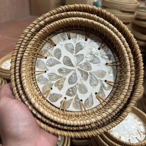 Plateau de service carré en rotin avec décor en nacre pour la décoration de table à manger à domicile, Vietnam - Product Image 1