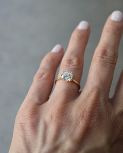 Bague solitaire en CZ taille ronde 7 mm plaquée or jaune, bijoux de fiançailles et de mariage pour femmes, design minimaliste classique, vente en gros d'usine - Product Image 4