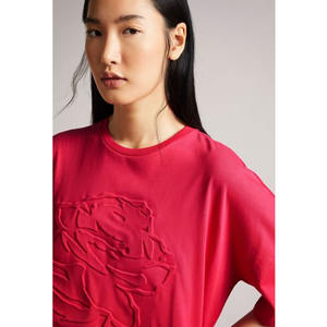 Venta al por mayor de algodón con logotipo personalizado, cuello redondo, camiseta de Color rojo para mujer, camiseta transpirable con hombros caídos - Product Image 5