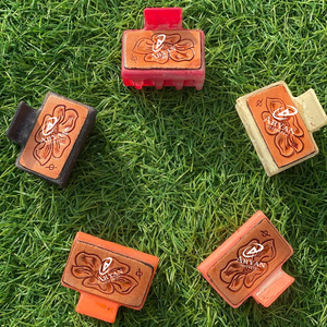 Mini pinzas para el pelo de cuero grabadas hechas a mano con estilo occidental, accesorios para el cabello para mujer - Product Image 1